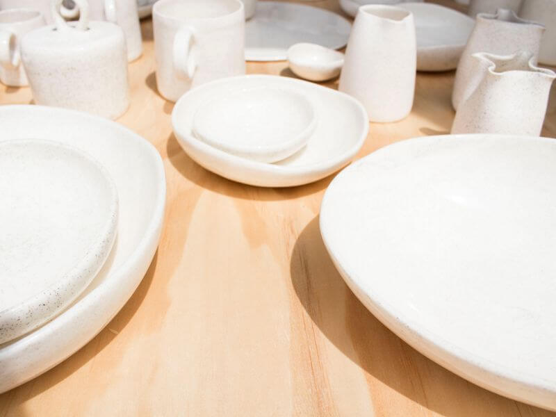 white-ceramic-dinner-service